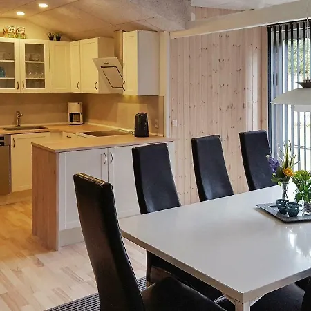 Four Bedroom Holiday In 56 בלבאנד