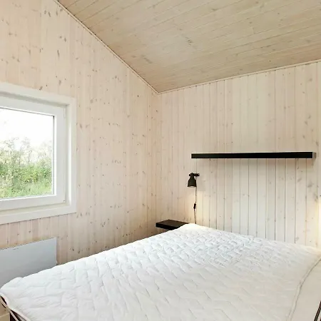 Four Bedroom Holiday In 56 *